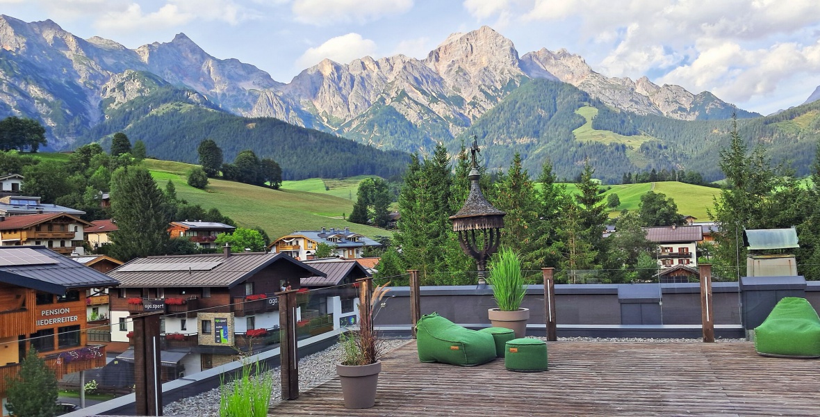 Im Liegestuhl genießt man von der Dachterrasse des Hotels Niederreiter den Ausblick auf Steinernes Meer bis hin zum Hochkönig. Bild: Bünnagel