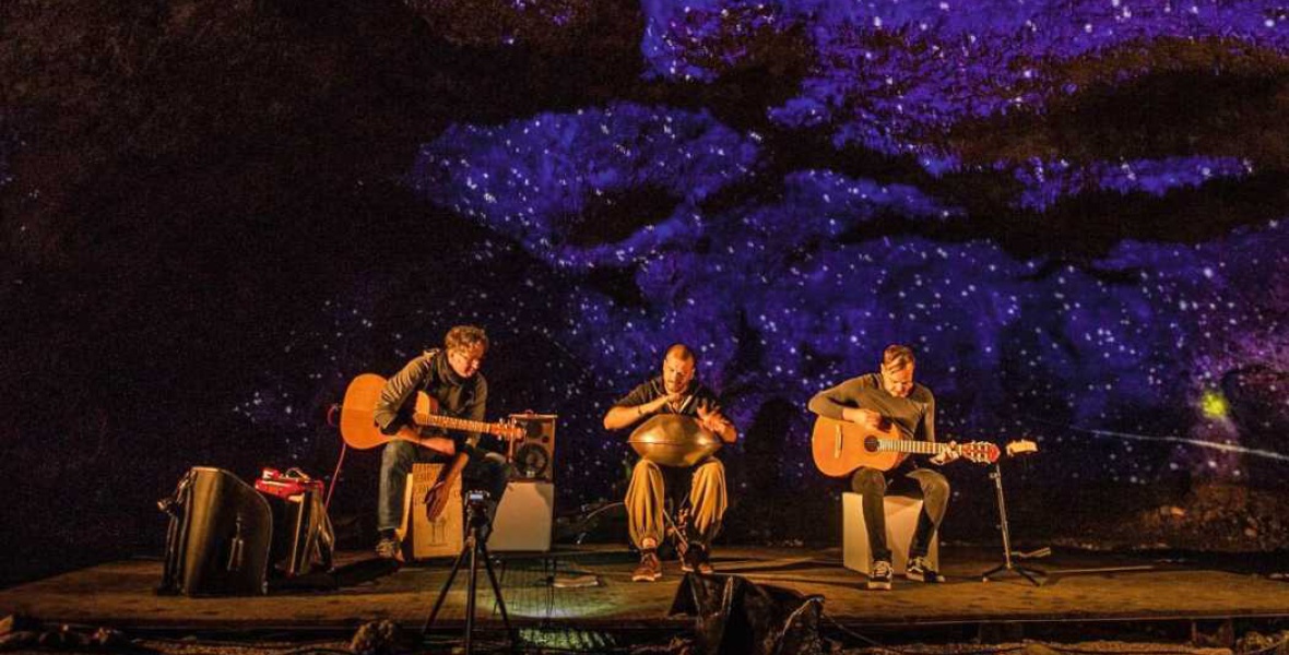 Im einzigartigen Ambiente der Tropfsteinhöhle Schulerloch, einem natürlichen Konzertsaal, werden die Musikdarbietungen zu einem echten Erlebnis. |Bild: Naturfoto/Michael Thoma